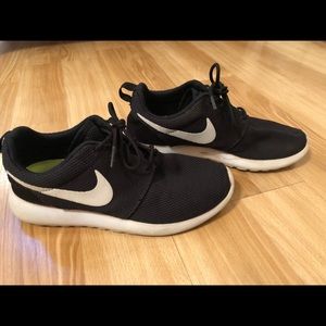 Black Nike Roshes. Size 7